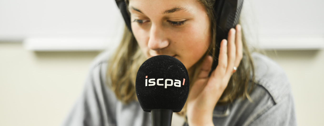 Elève au micro du studio de l'ISCPA