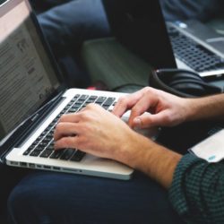 4 applications IA qui changent le quotidien des journalistes